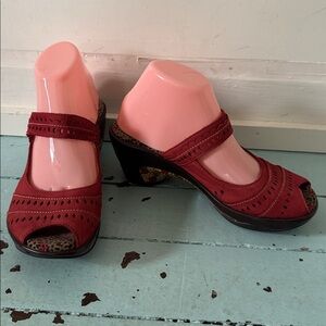Jambu Size US 8 Sports Design Touring Wedge Red Nubuck w/ Flower Trim Heel 2.5”